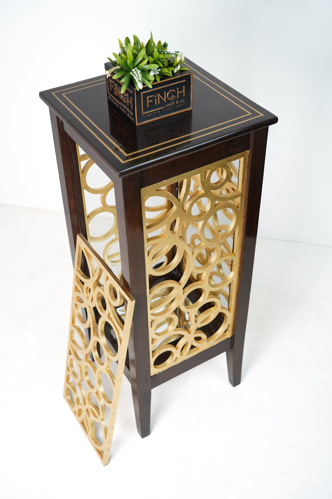 A Modern Flower Stand That Shines Day and Night